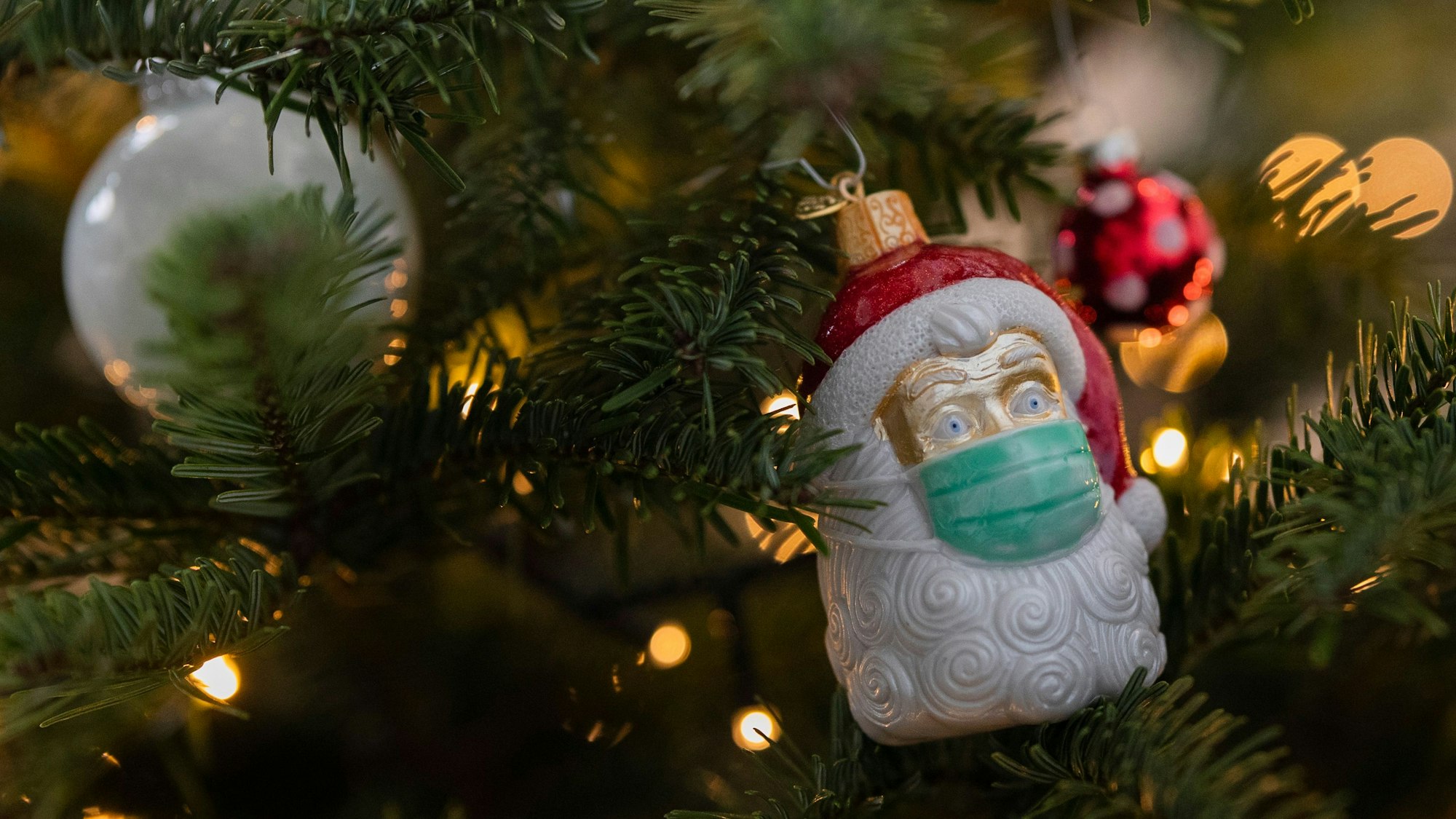 Auf dem Symbolfoto sieht man Weihnachtsschmuck an einem Weihnachtsbaum hängen.