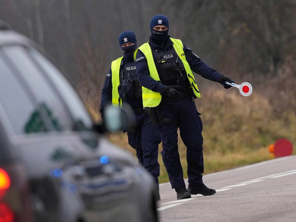 Polnische Polizisten patrouillieren in der Nähe der polnisch-belarussischen Grenze.