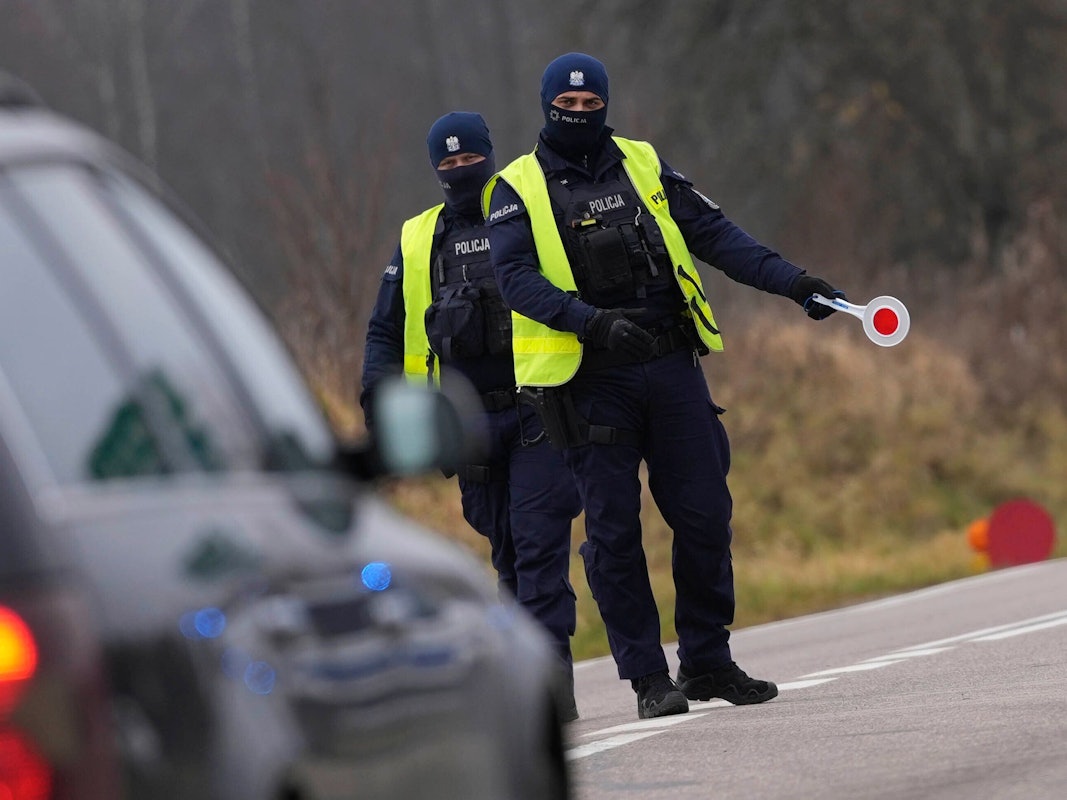 Polnische Polizisten patrouillieren in der Nähe der polnisch-belarussischen Grenze.
