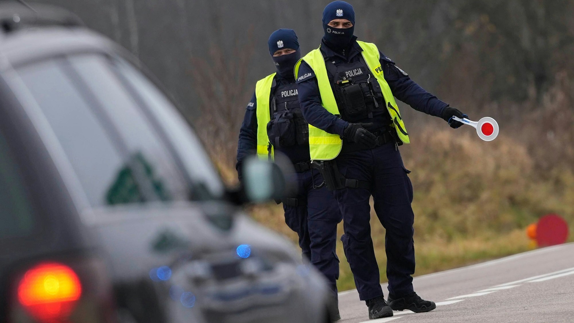 Polnische Polizisten patrouillieren in der Nähe der polnisch-belarussischen Grenze.