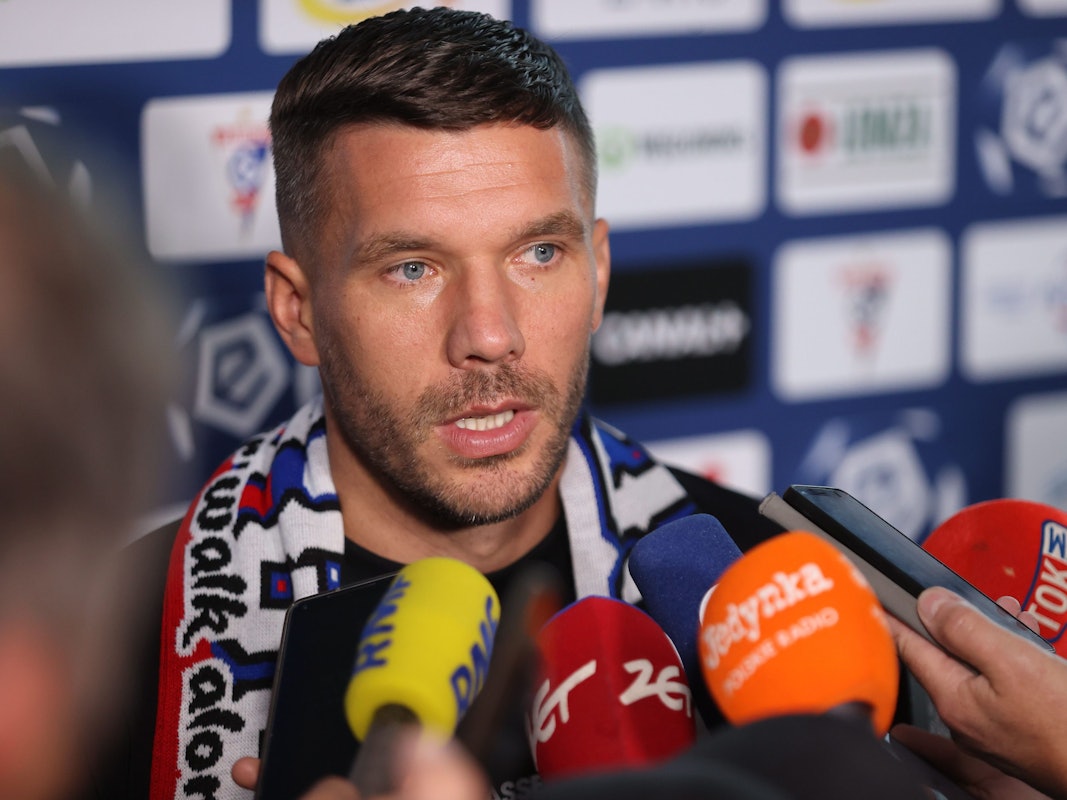 Lukas Podolski bei einer Pressekonferenz seines neuen Vereins Górnik Zabrze.