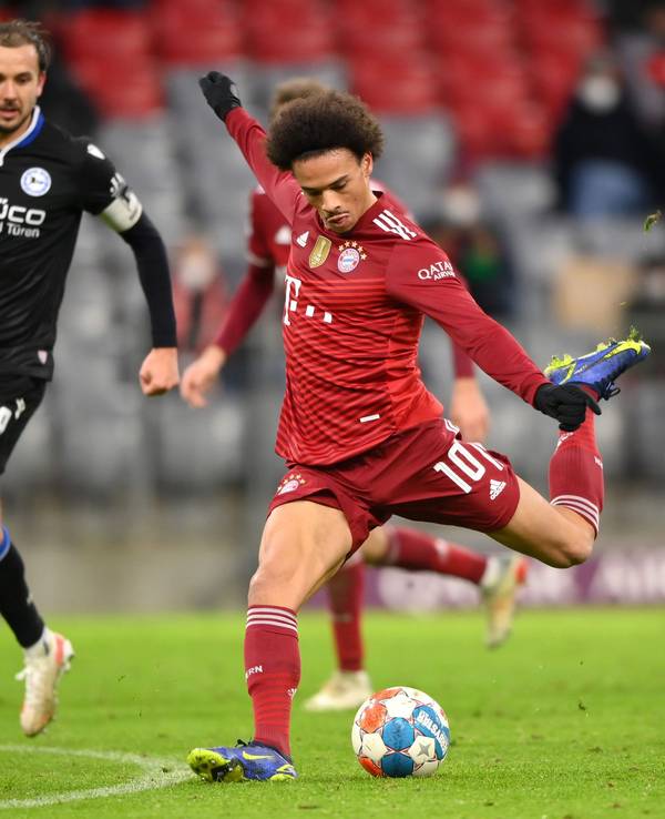 Bayern-Star Leroy Sane beim Torschuss zum entscheidenden 1:0 über Arminia Bielefeld.