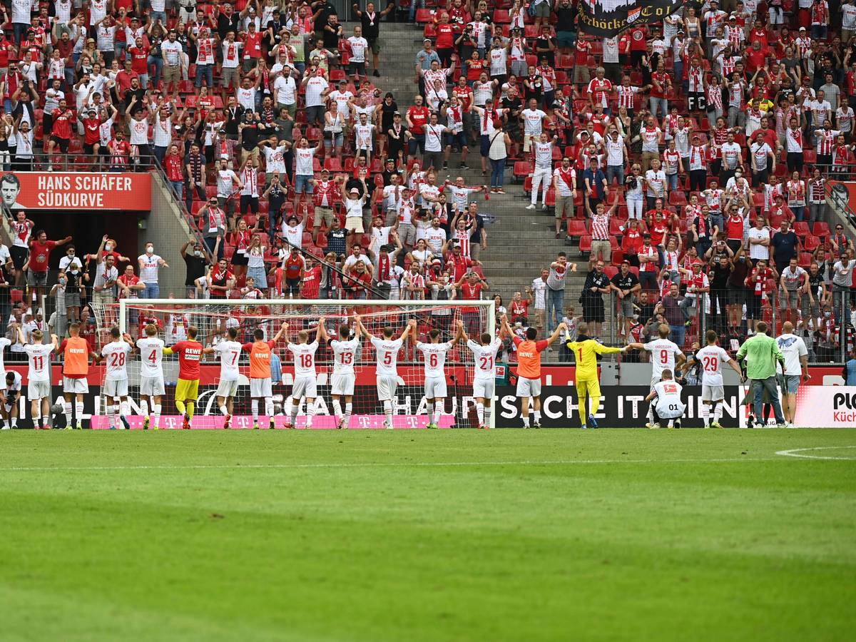 Der 1. FC Köln jubelt über den Sieg gegen Hertha BSC.