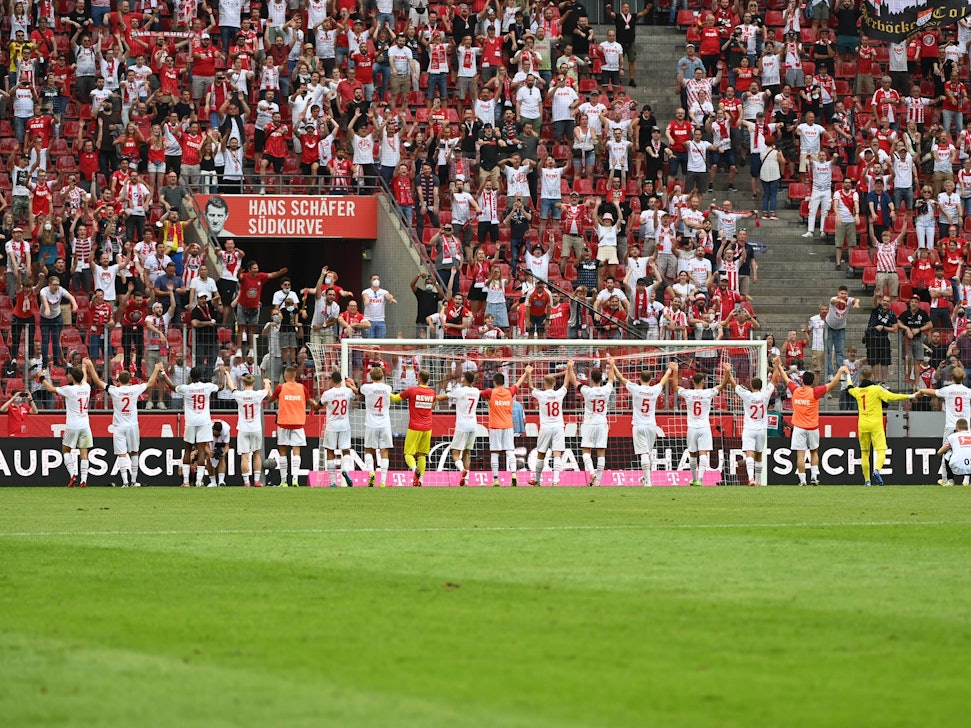 Der 1. FC Köln jubelt über den Sieg gegen Hertha BSC.