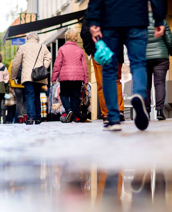 Zahlreiche Menschen gehen am verkaufsoffenen Sonntag durch die Fußgängerzone der Innenstadt.