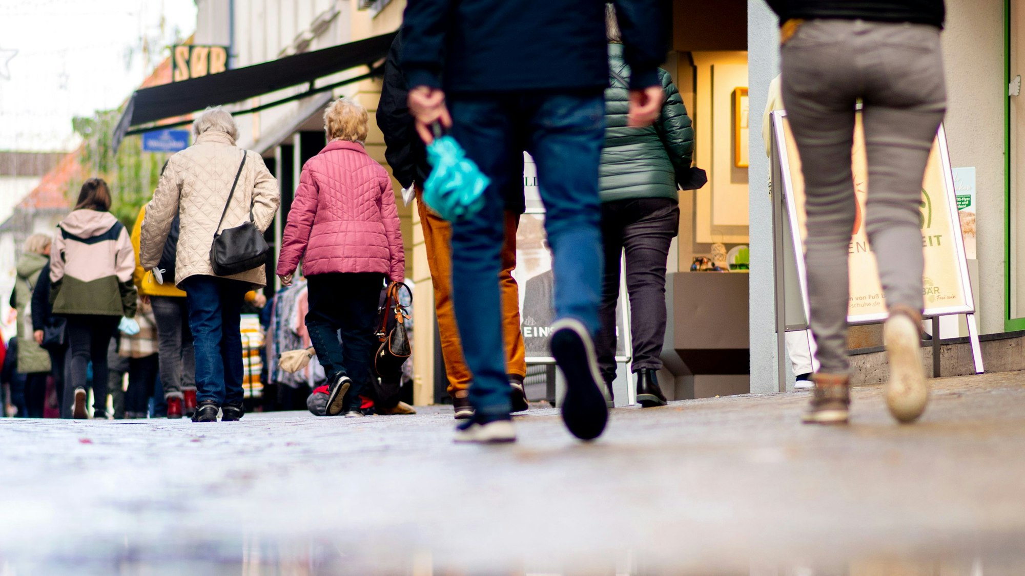 Zahlreiche Menschen gehen am verkaufsoffenen Sonntag durch die Fußgängerzone der Innenstadt.
