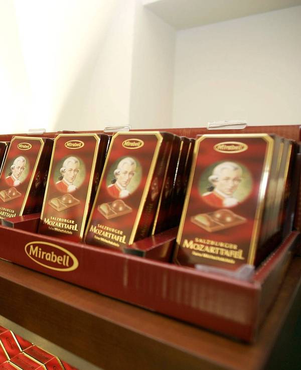 Die beliebten Mirabell-Mozartkugeln (hier ein Archivfoto) werden seit Jahrzehnten erfolgreich von Salzburg Schokolade produziert.