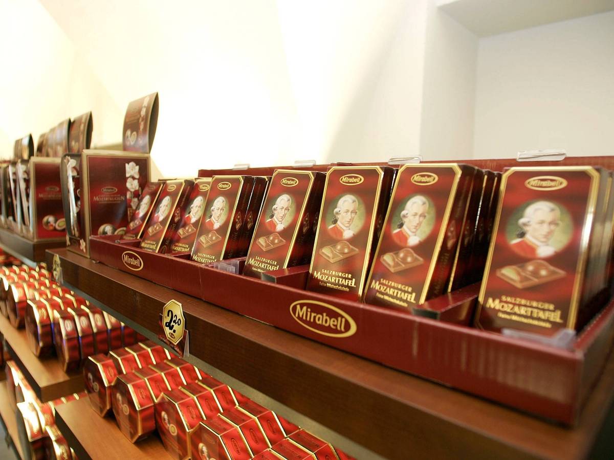 Die beliebten Mirabell-Mozartkugeln (hier ein Archivfoto) werden seit Jahrzehnten erfolgreich von Salzburg Schokolade produziert.