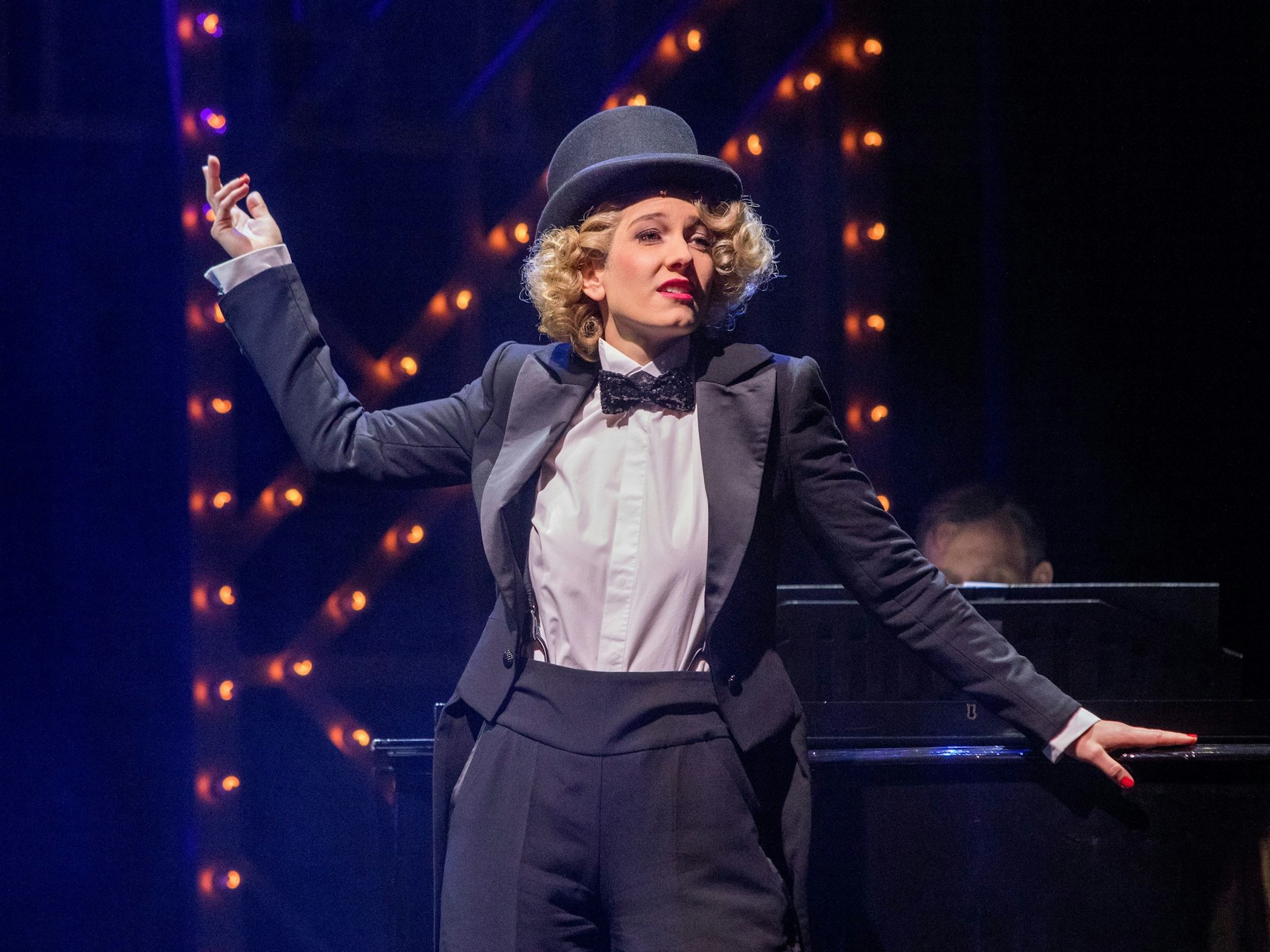 Lena Müller singt als Marlene Dietrich.