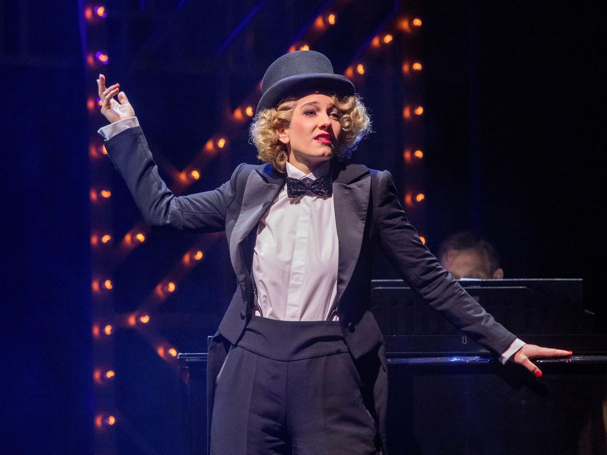 Lena Müller singt als Marlene Dietrich.