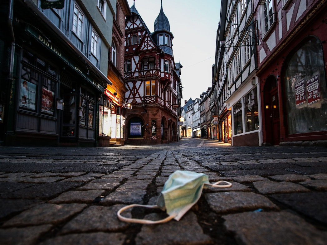 Karlsruhe veröffentlicht Entscheidungen zur Corona-Notbremse. Das Archivfoto zeigt eine Schutzmaske in der Stadt vor der Ausgangssperre in Marburg am 24.4.2021.