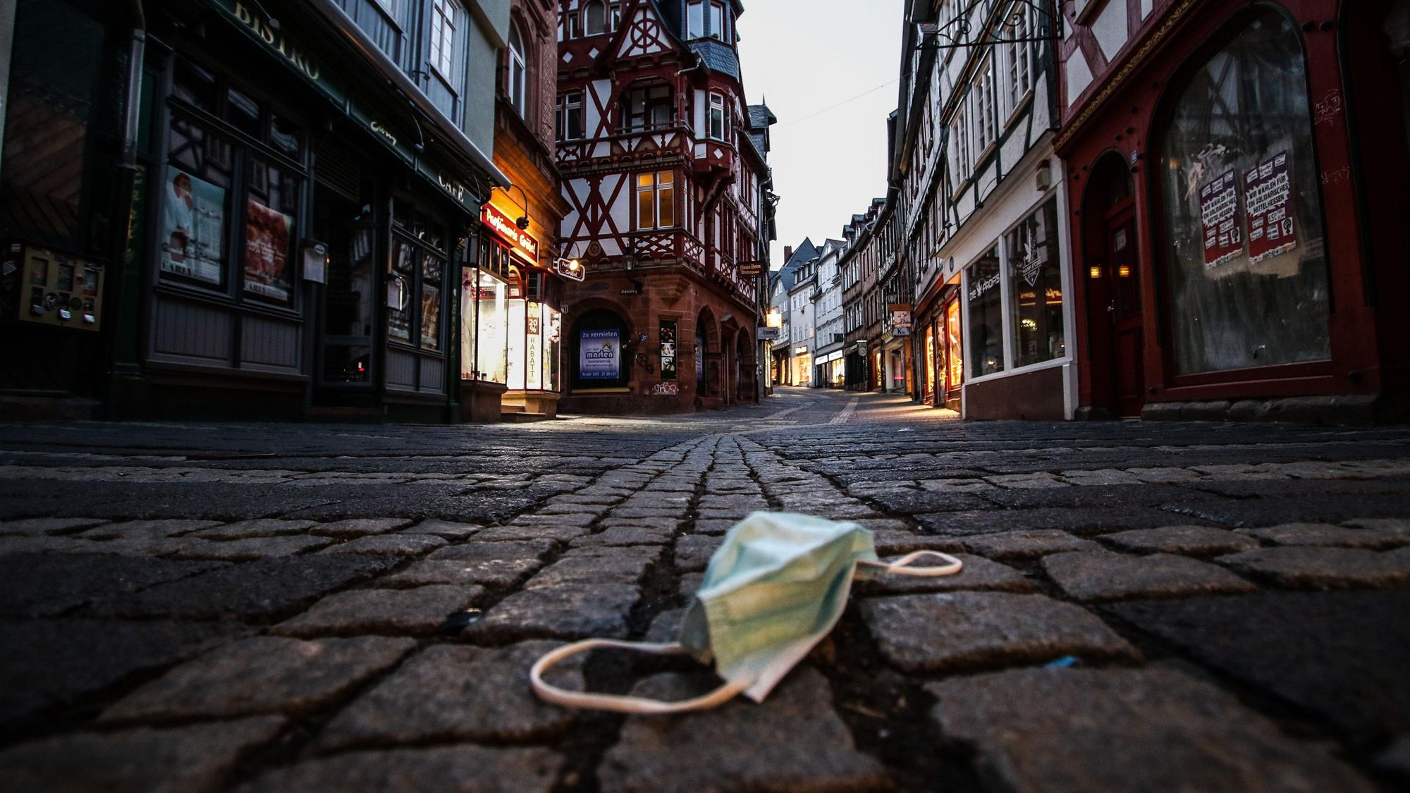 Karlsruhe veröffentlicht Entscheidungen zur Corona-Notbremse. Das Archivfoto zeigt eine Schutzmaske in der Stadt vor der Ausgangssperre in Marburg am 24.4.2021.