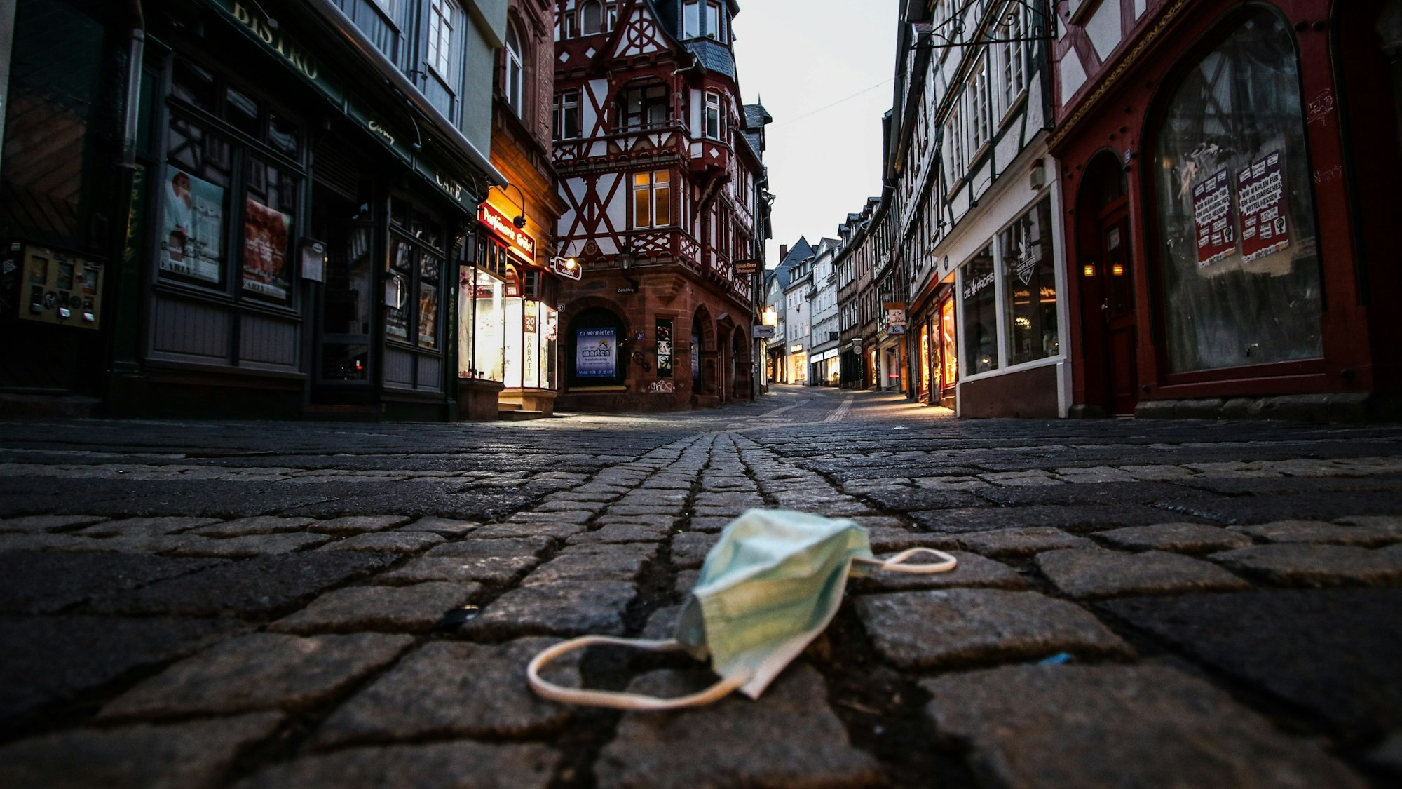 Karlsruhe veröffentlicht Entscheidungen zur Corona-Notbremse. Das Archivfoto zeigt eine Schutzmaske in der Stadt vor der Ausgangssperre in Marburg am 24.4.2021.
