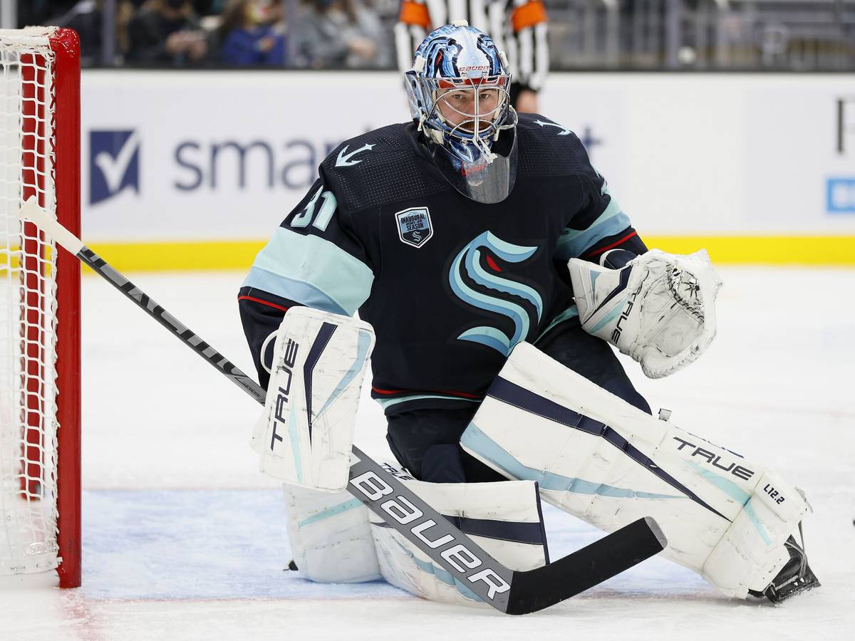 NHL-Goalie Philipp Grubauer beim 2:1-Sieg seiner Seattle Kraken über die Carolina Hurricanes.