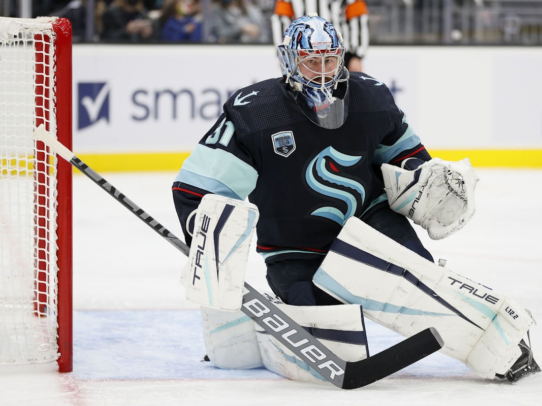 NHL-Goalie Philipp Grubauer beim 2:1-Sieg seiner Seattle Kraken über die Carolina Hurricanes.