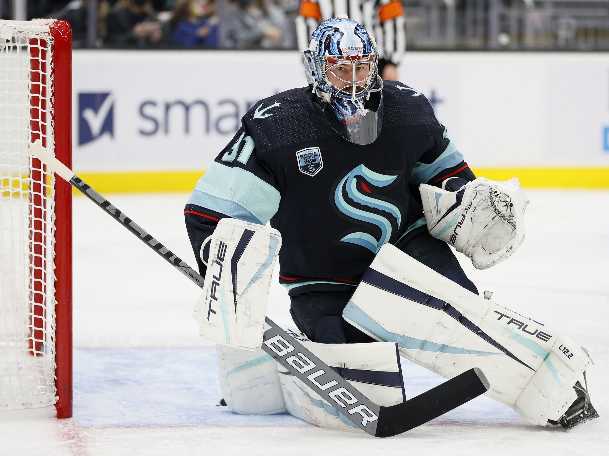 NHL-Goalie Philipp Grubauer beim 2:1-Sieg seiner Seattle Kraken über die Carolina Hurricanes.