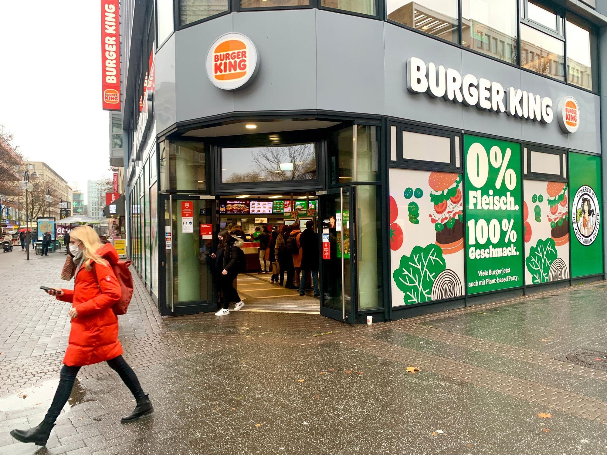 Burger King bietet in der Filiale auf der Kölner Schildergasse vermehrt pflanzliche Burger an.