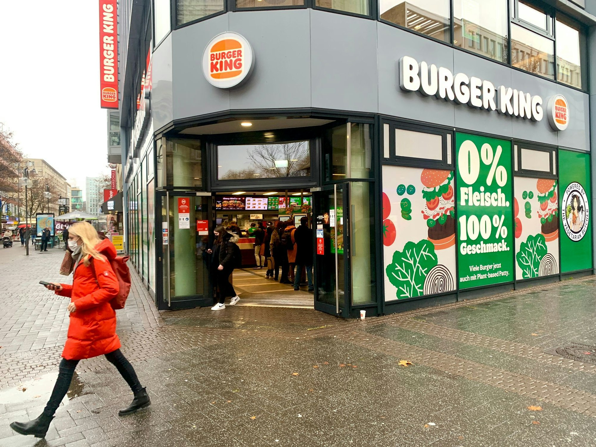 Burger King bietet in der Filiale auf der Kölner Schildergasse vermehrt pflanzliche Burger an.