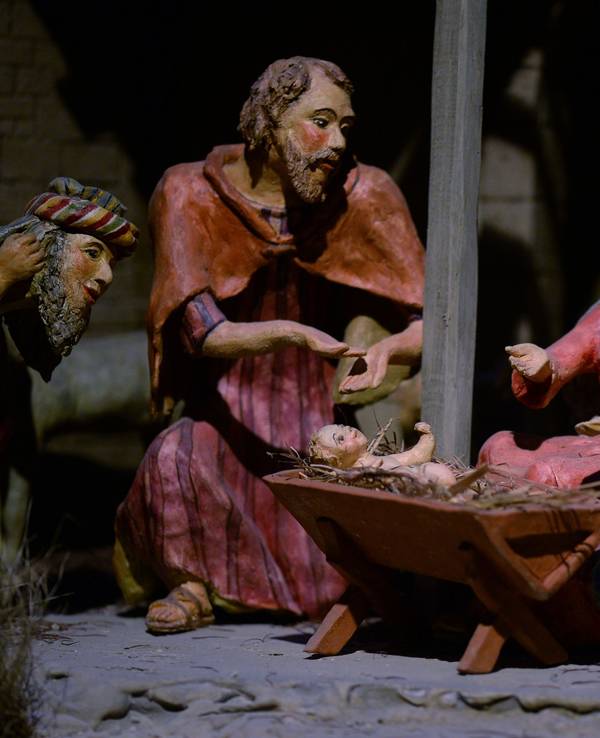 Eine Weihnachtskrippe mit Figuren von Josef und Maria und den drei Königen.