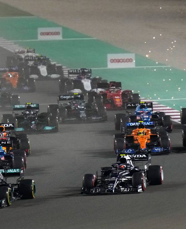 Der britische Mercedes-Pilot Lewis Hamilton führt beim Start des Rennens.