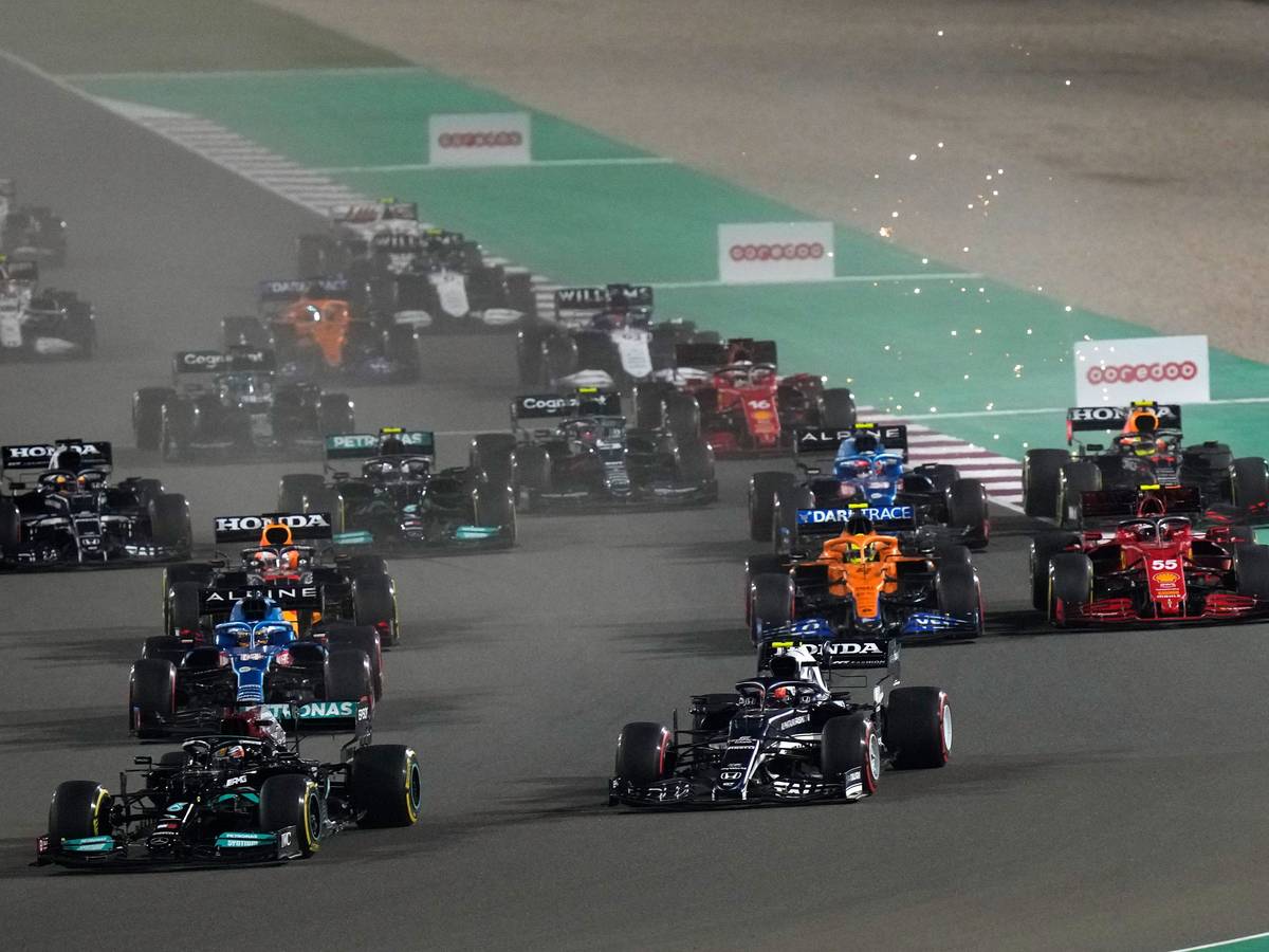Der britische Mercedes-Pilot Lewis Hamilton führt beim Start des Rennens.