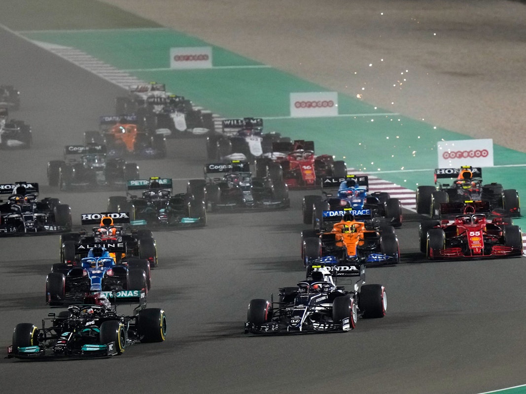 Der britische Mercedes-Pilot Lewis Hamilton führt beim Start des Rennens.