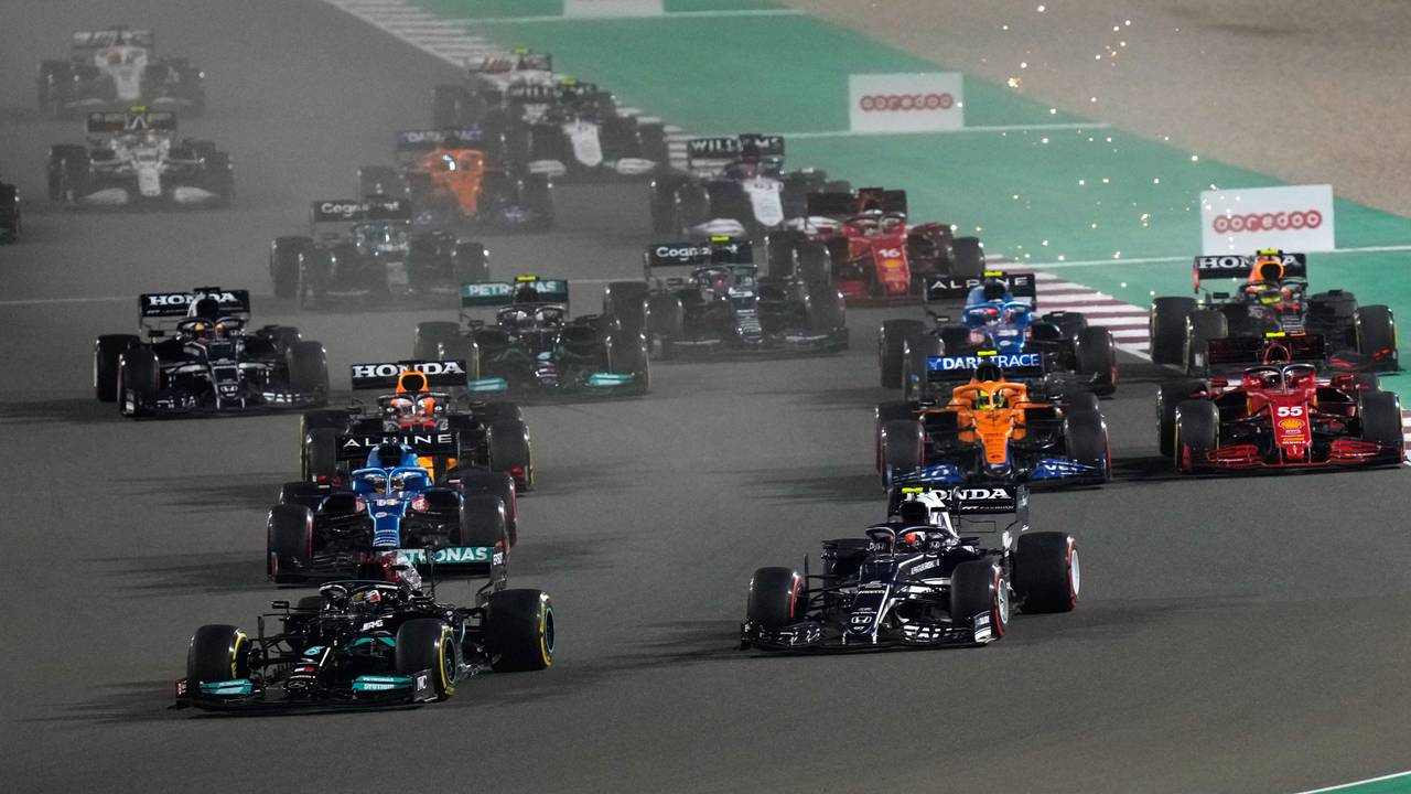 Der britische Mercedes-Pilot Lewis Hamilton führt beim Start des Rennens.