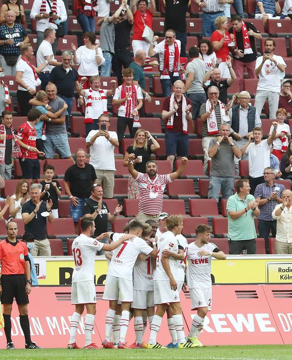 Der 1. FC Köln jubelt vor seinen Fans.