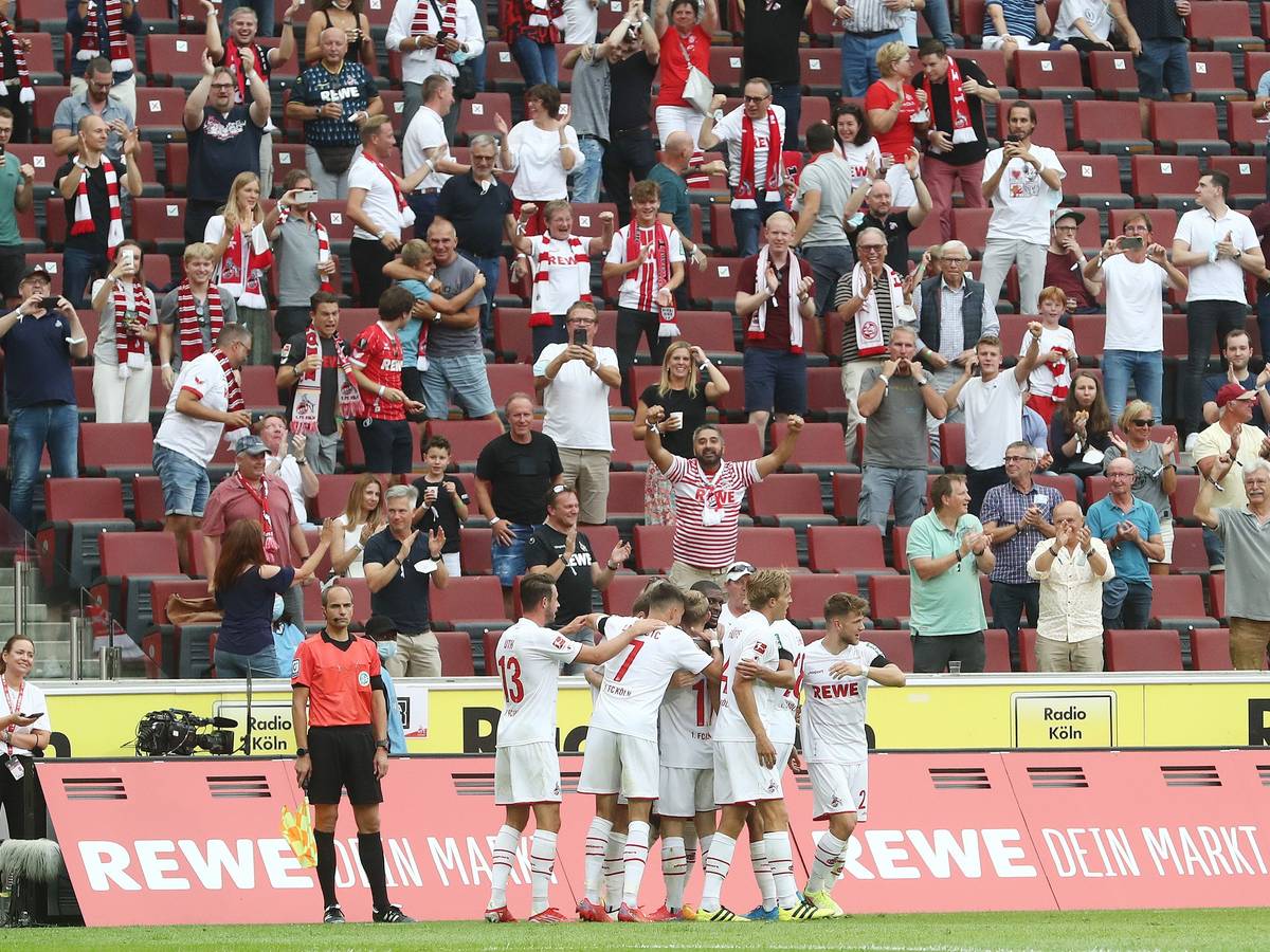 Der 1. FC Köln jubelt vor seinen Fans.
