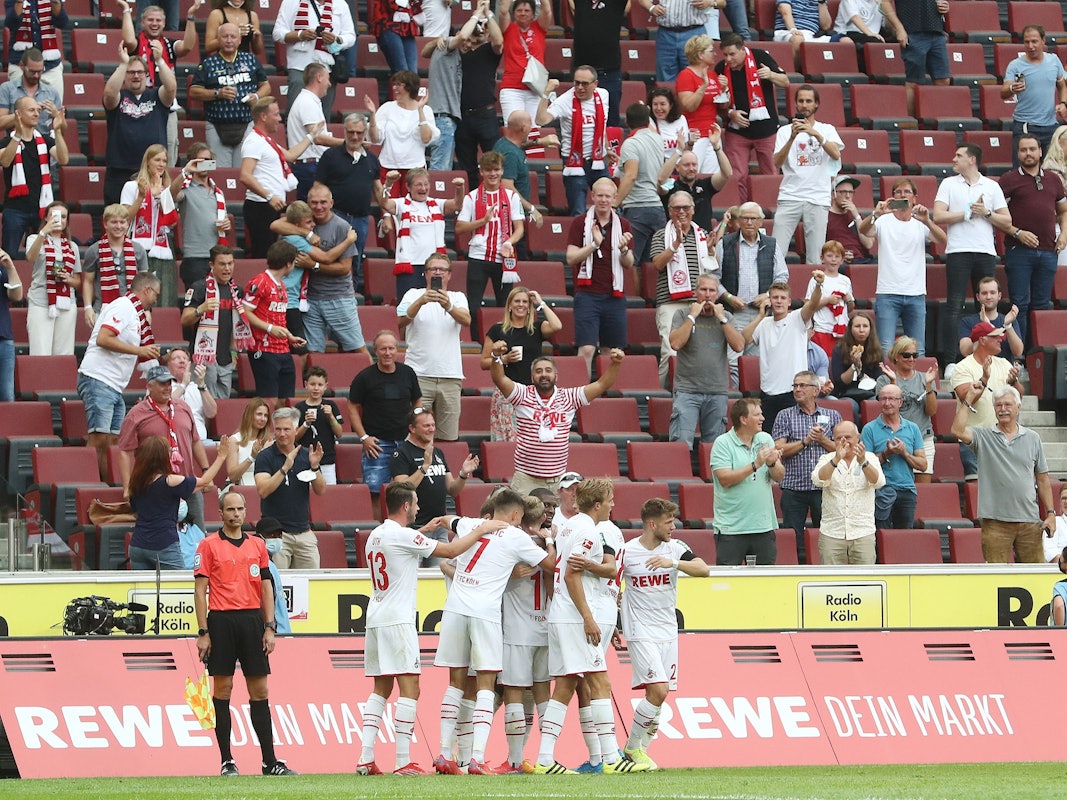 Der 1. FC Köln jubelt vor seinen Fans.