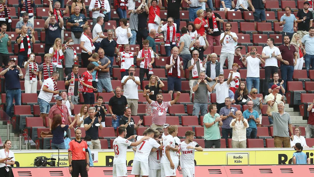 Der 1. FC Köln jubelt vor seinen Fans.