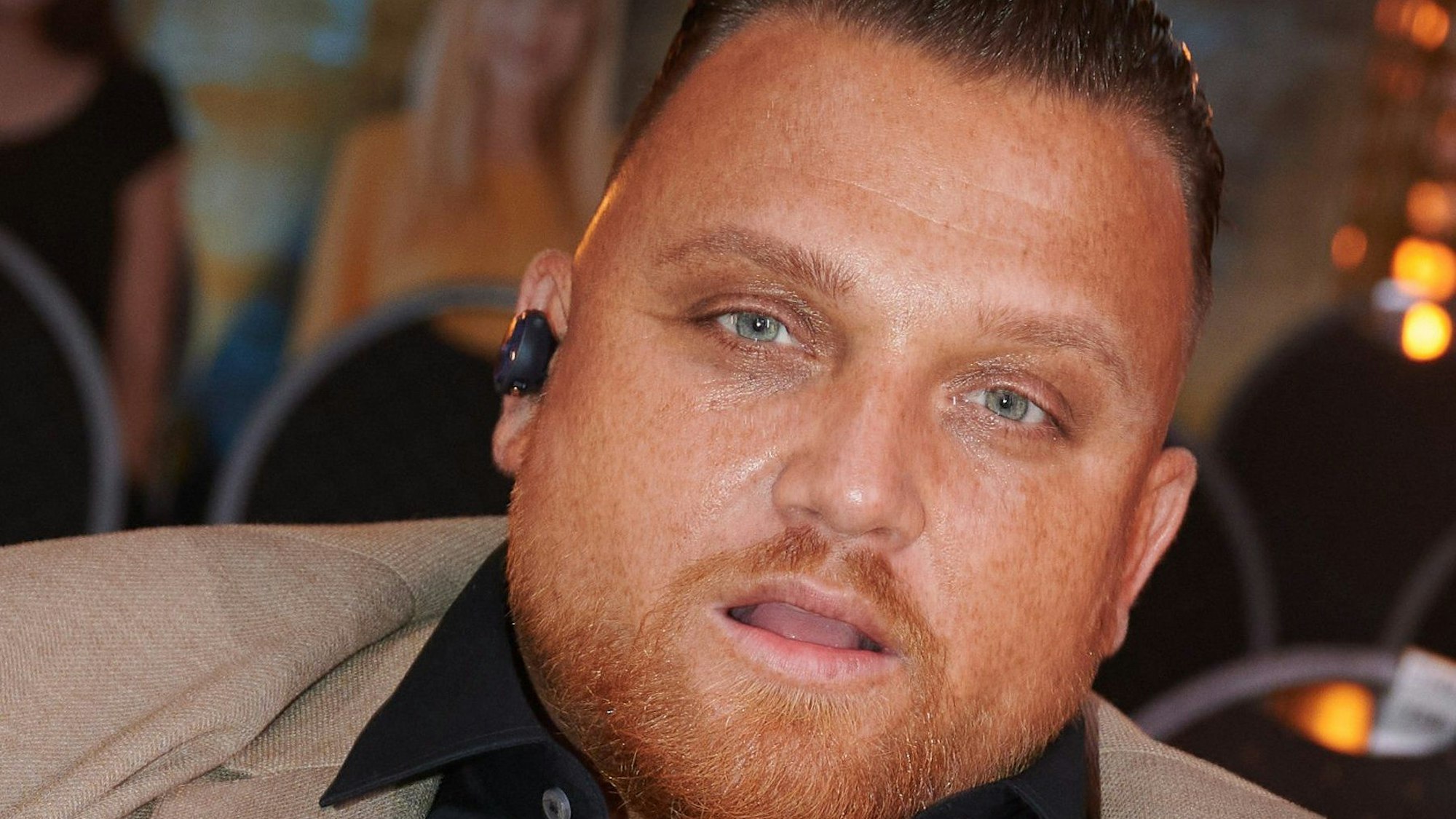 Der Sänger Menowin Fröhlich sitz bei der Sat.1 Fernsehshow „Das große Sat.1 Promiboxen“ in der Halle.