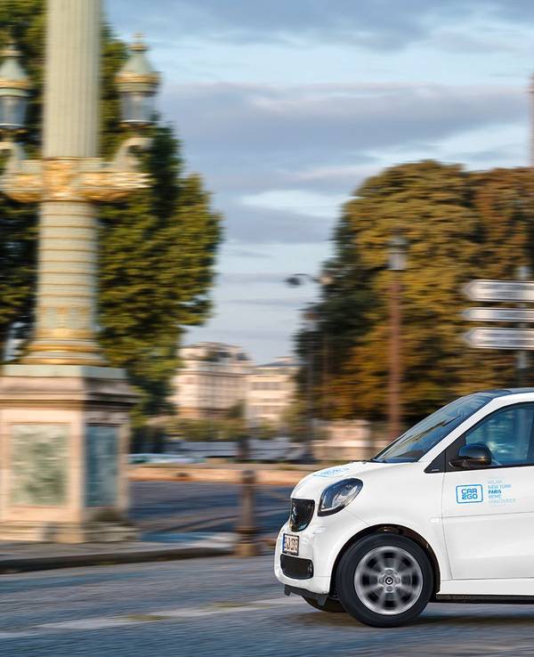 Das Foto (aufgenommen am 2. Oktober 2018) zeigt ein elektrisches Auto von car2go, das durch Paris fährt.
