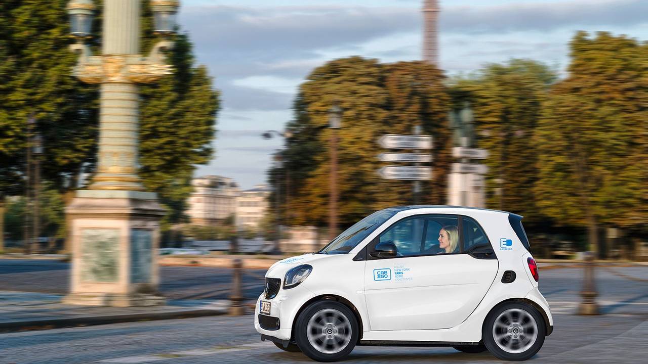 Das Foto (aufgenommen am 2. Oktober 2018) zeigt ein elektrisches Auto von car2go, das durch Paris fährt.