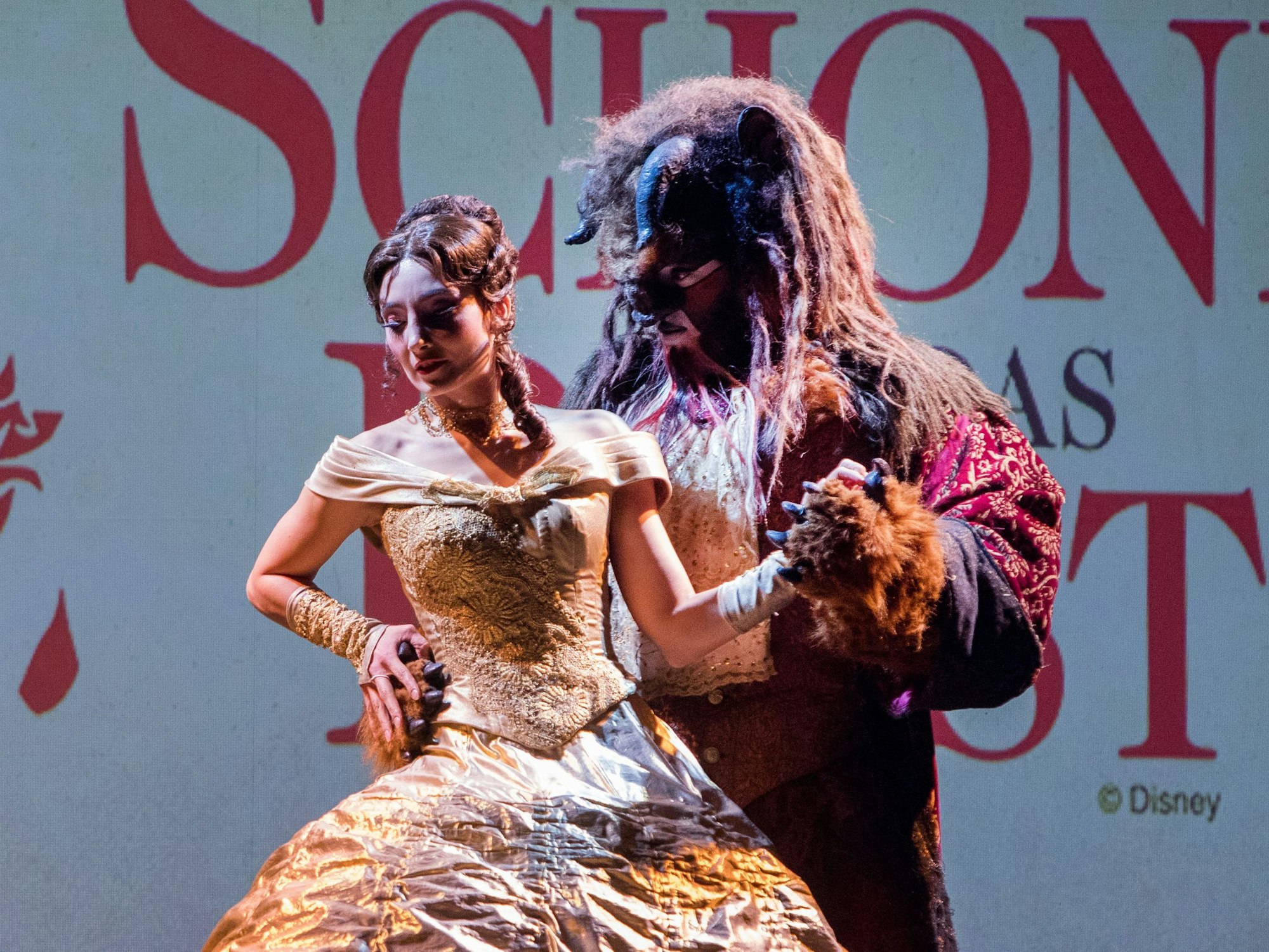 Die Schöne und das Biest auf der Bühne.