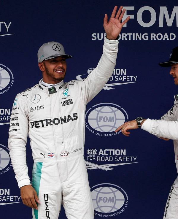 Lewis Hamilton jubelt, Nico Rosberg steht neben ihm.