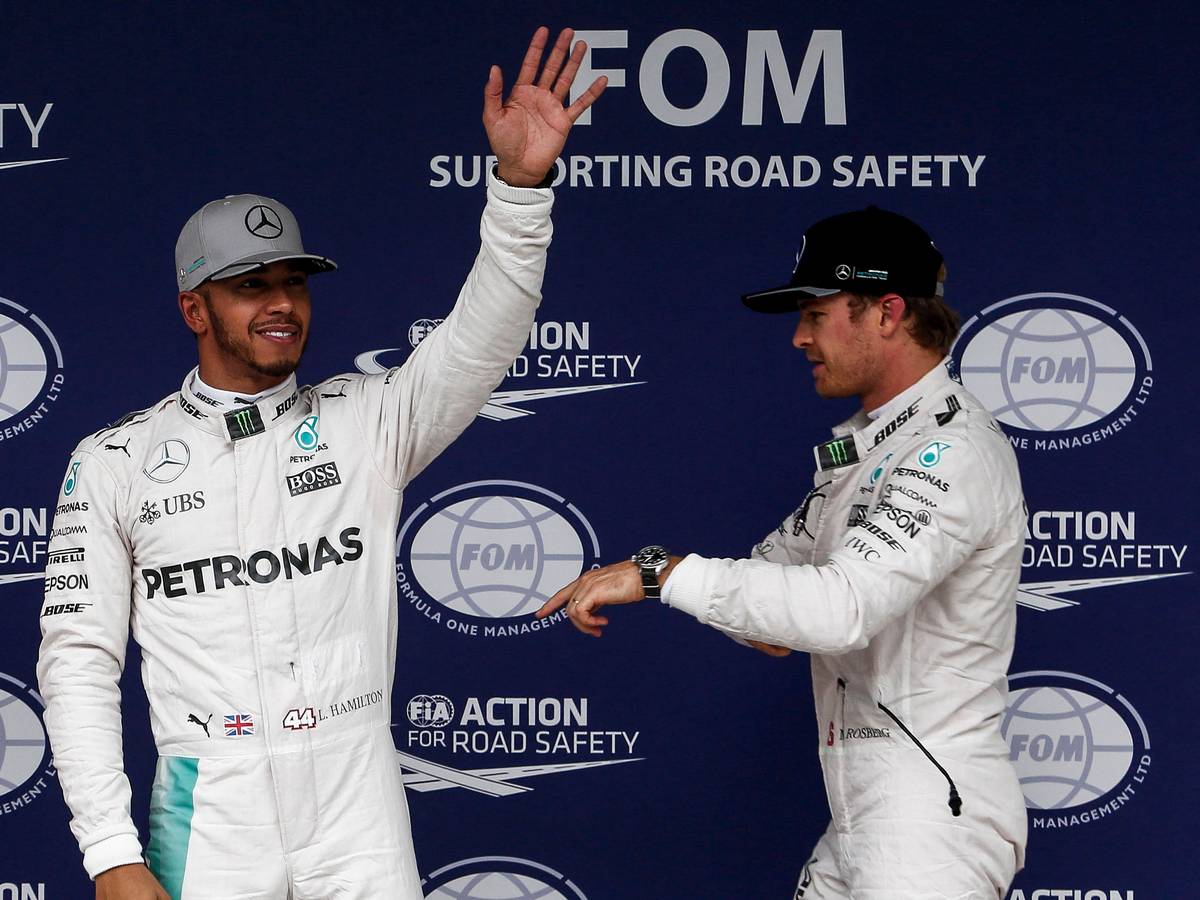Lewis Hamilton jubelt, Nico Rosberg steht neben ihm.