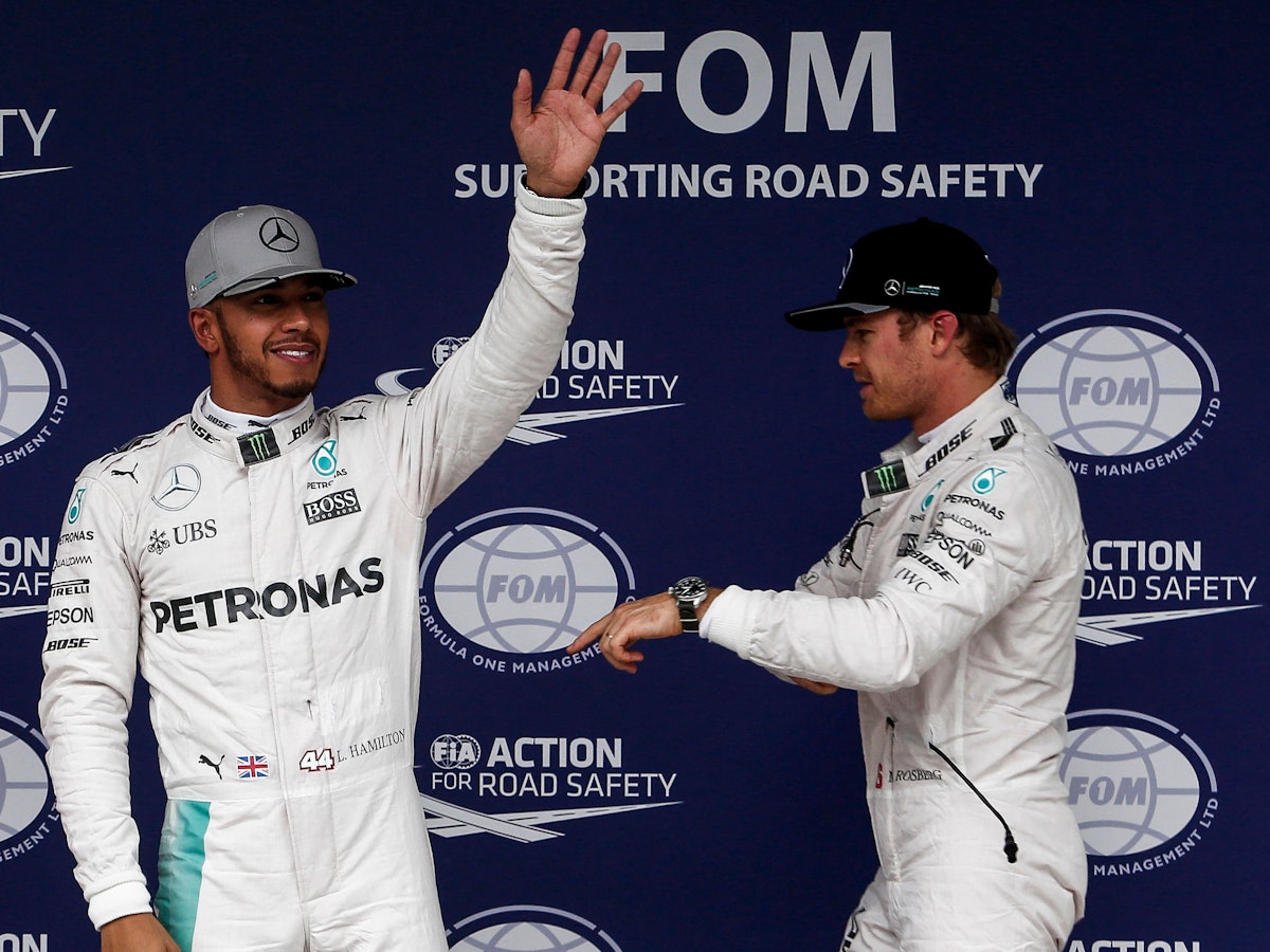 Lewis Hamilton jubelt, Nico Rosberg steht neben ihm.