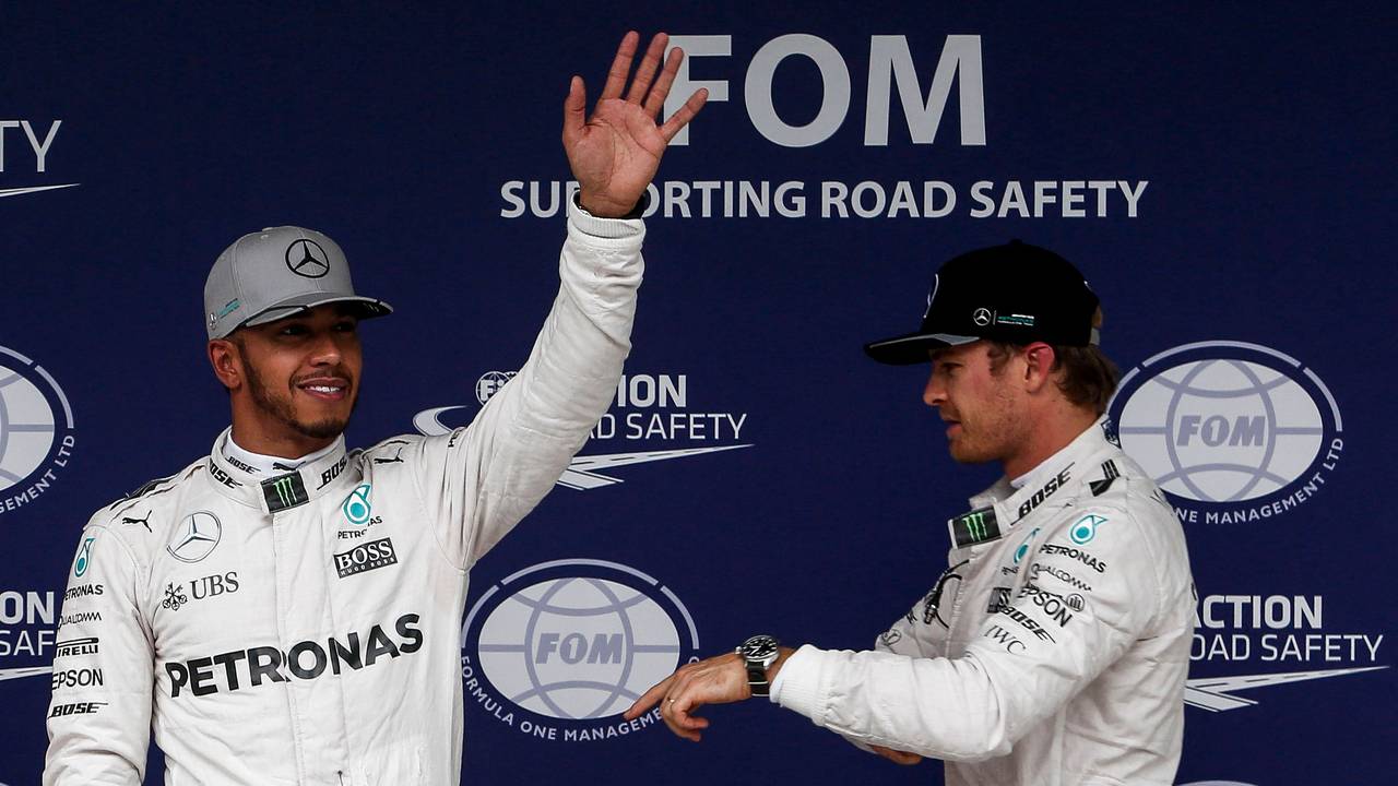 Lewis Hamilton jubelt, Nico Rosberg steht neben ihm.
