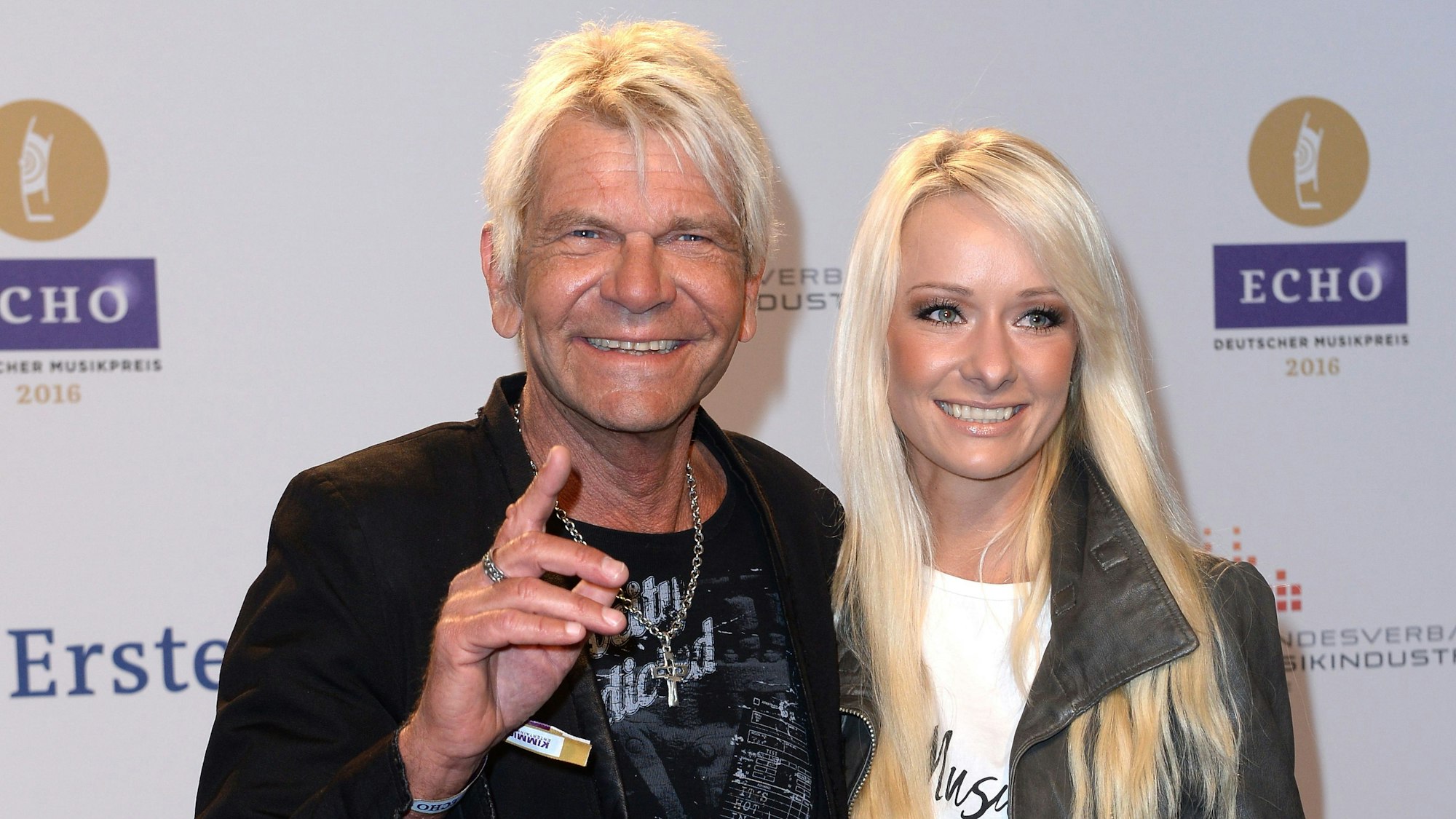 Der Sänger Matthias Reim und seine Freundin Christin Stark kommen am 07.04.2016 in Berlin zur 25. Verleihung des Deutschen Musikpreises Echo.