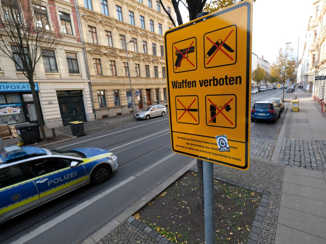 Ein Schild deutet auf der Eisenbahnstraße auf eine Waffenverbotszone hin. Seit dem 05.11.2018 ist dort das Mitführen von Waffen und gefährlichen Gegenständen verboten. +++ dpa-Bildfunk +++