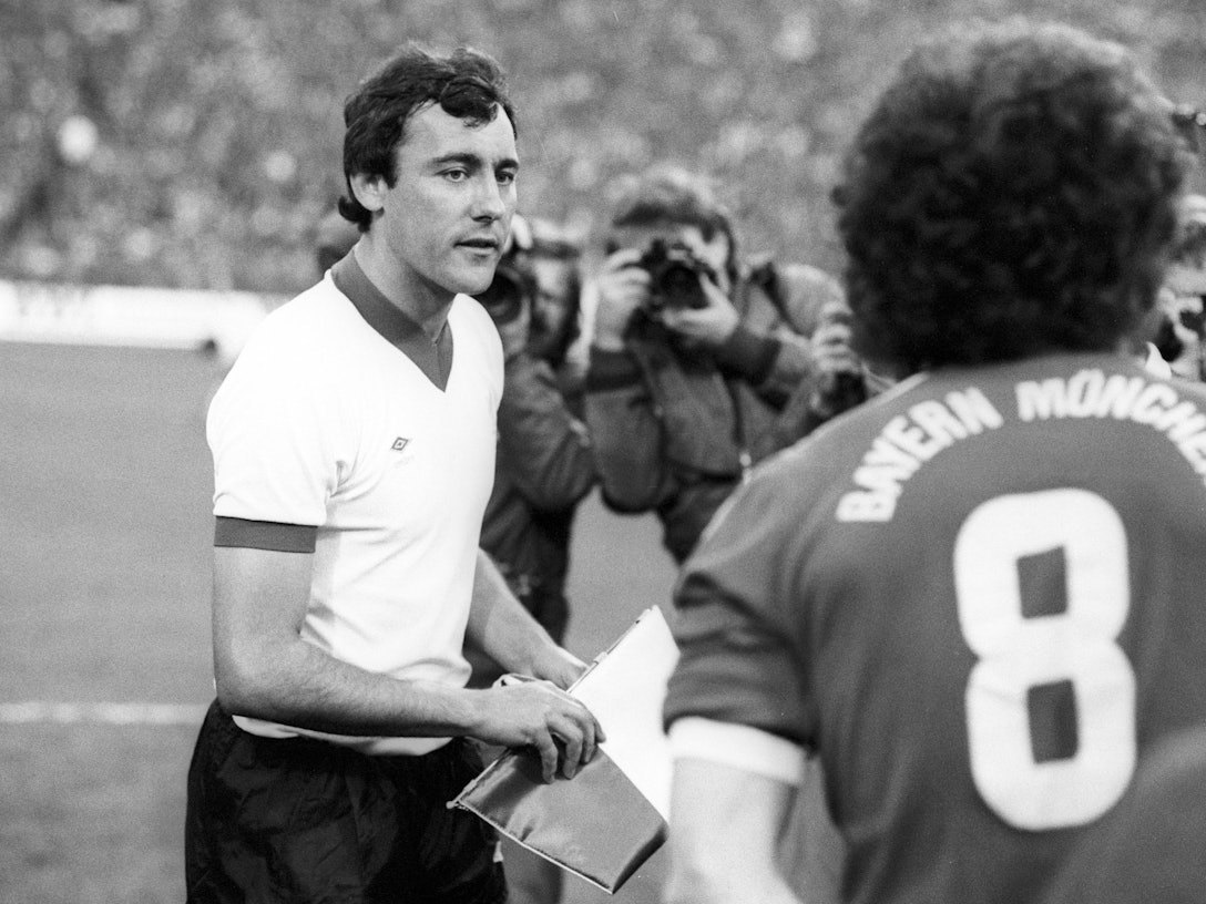 FC Bayern München gegen FC Liverpool 1:1 - Spielführer Ray Kennedy (Liverpool, li.) und sein Amtskollege Paul Breitner (Bayern)