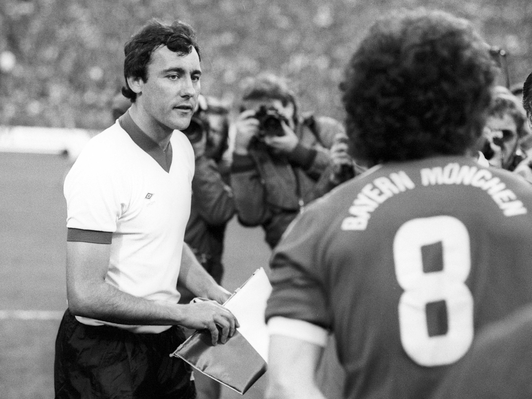 FC Bayern München gegen FC Liverpool 1:1 - Spielführer Ray Kennedy (Liverpool, li.) und sein Amtskollege Paul Breitner (Bayern)