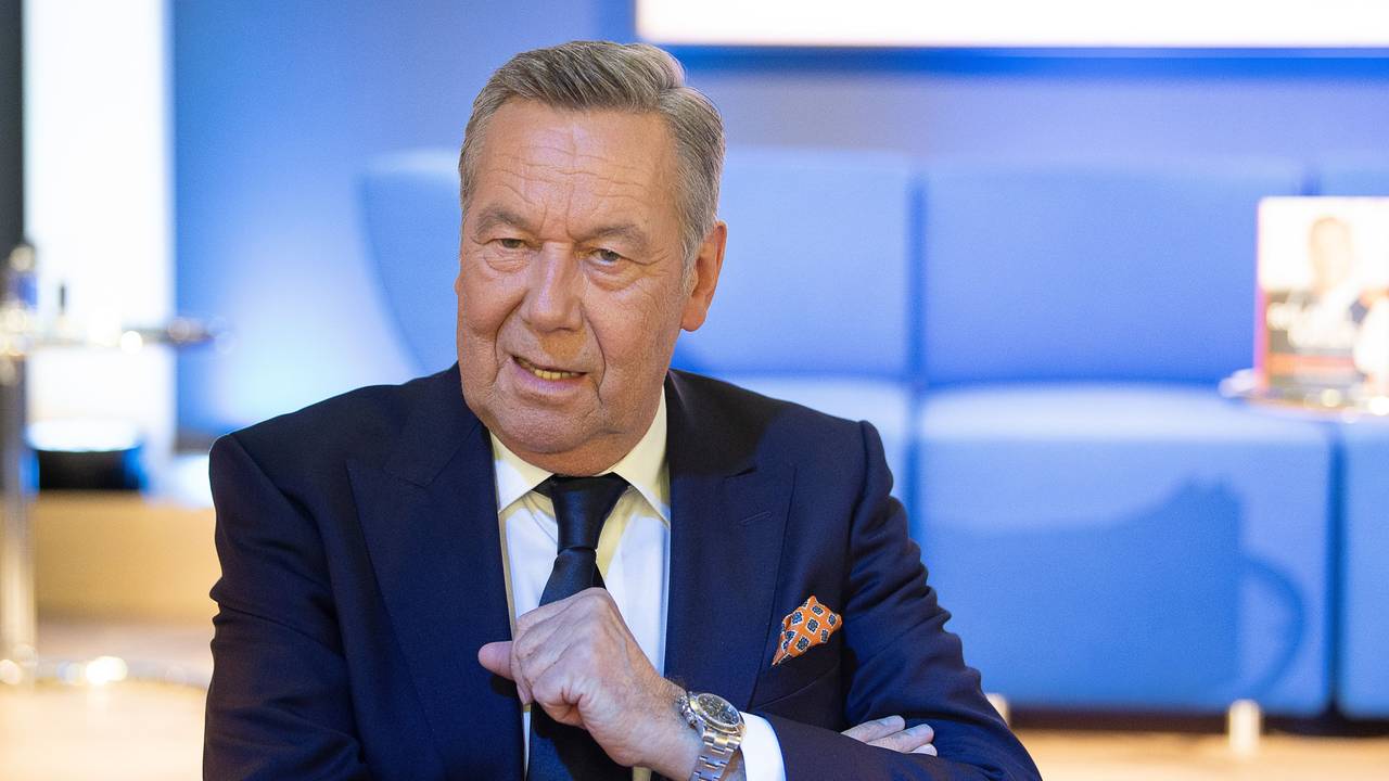Roland Kaiser steht am zweiten Tag der Frankfurter Buchmesse 2021 bei Veranstaltungsreihe „Das Blaue Sofa“ im Studio. Nach der pandemiebedingten Pause 2020 darf die Frankfurter Buchmesse in diesem Jahr wieder mit Publikum stattfinden.