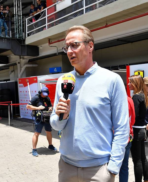 Florian König moderiert eine RTL-Übertragung in der Formel 1.