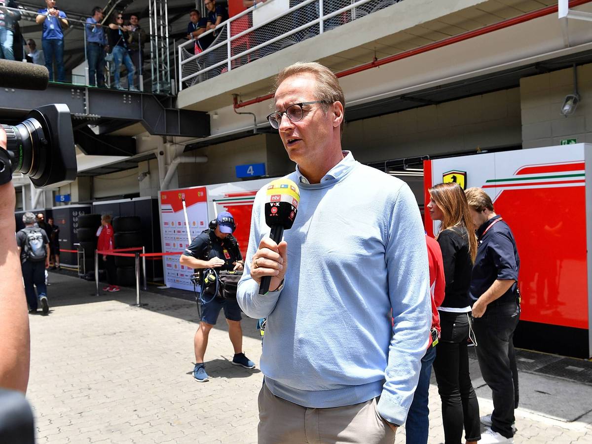Florian König moderiert eine RTL-Übertragung in der Formel 1.