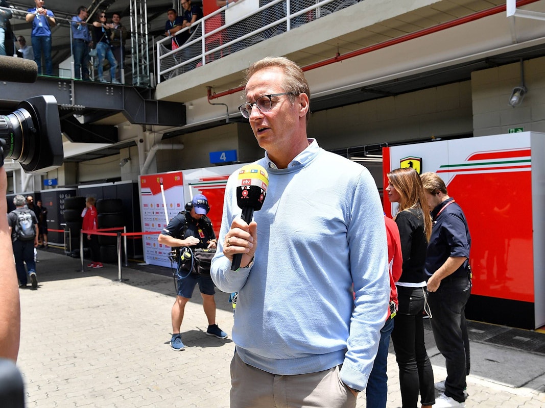 Florian König moderiert eine RTL-Übertragung in der Formel 1.