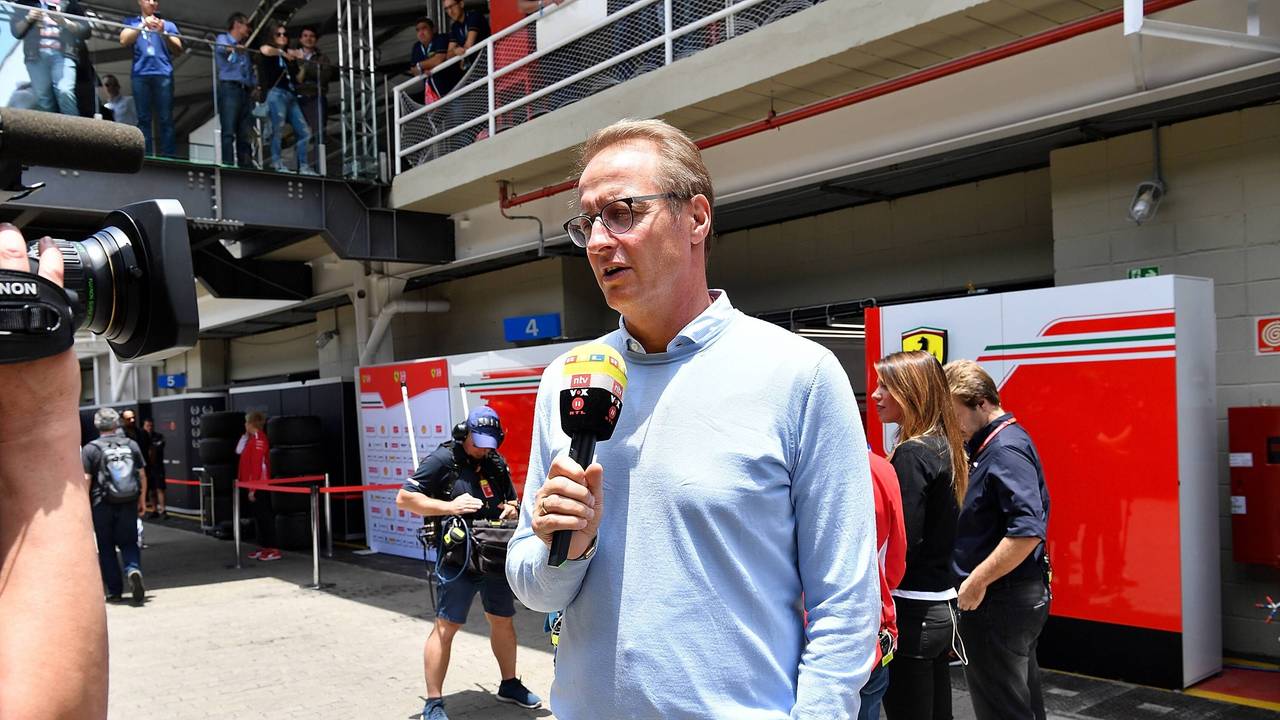 Florian König moderiert eine RTL-Übertragung in der Formel 1.