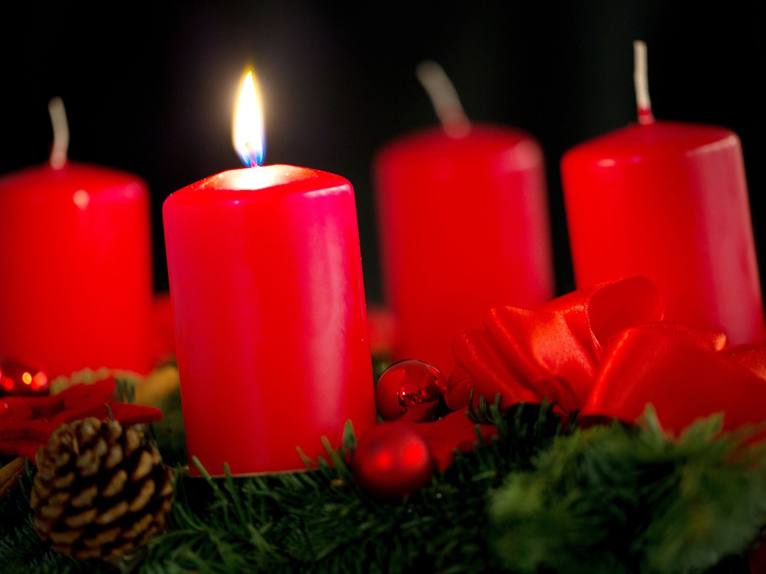 Eine Ärztin warnt vor beliebten Duftkerzen. Sie können Allergien und Krebserkrankungen auslösen. Auf dem Symbolfoto (aufgenommen 2017) sieht man mehrere Kerzen.