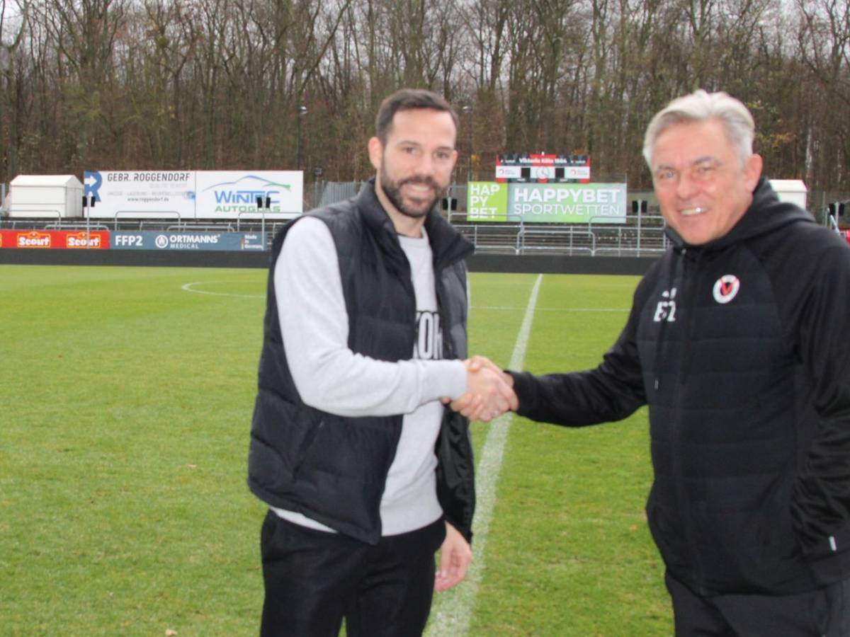 Gonzalo Castro schüttelt Olaf Janßen die Hand.